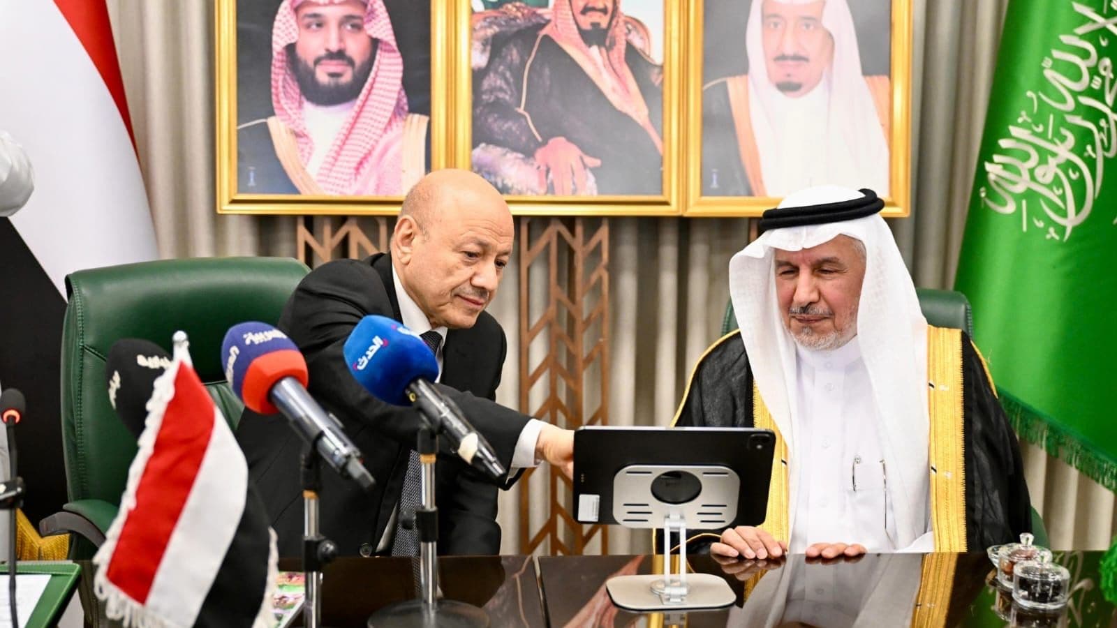 رئيس مجلس القيادة الرئاسي يدشن مشاريع إغاثية في مركز الملك سلمان للإغاثة