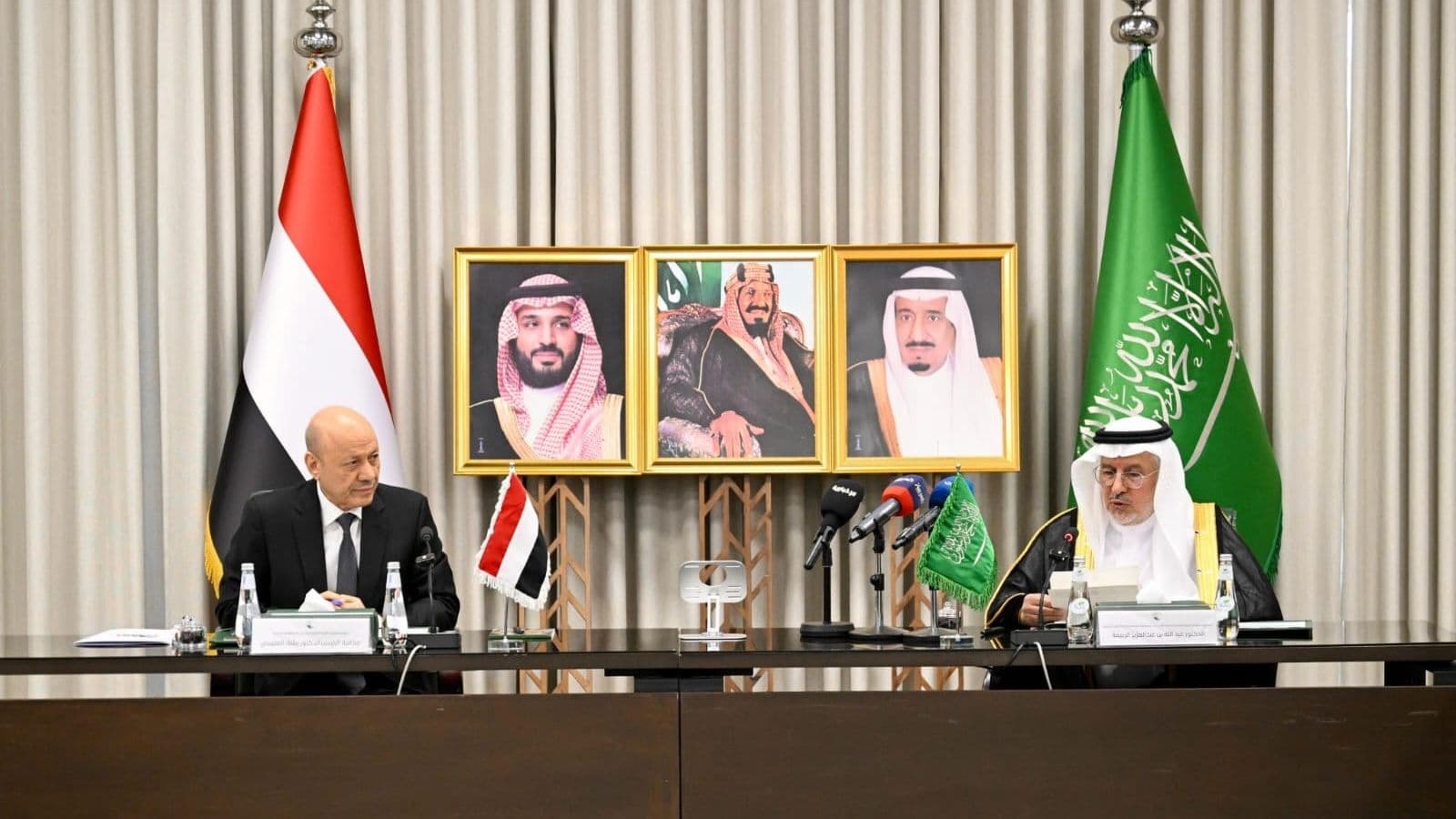 رئيس مجلس القيادة الرئاسي والمشرف العام على مركز الملك سلمان للإغاثة خلال اللقاء