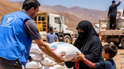 توزيع مساعدات غذائية على أسر محتاجة