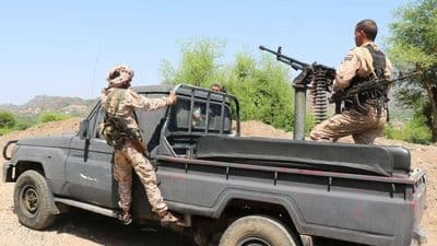 جنديان من القوات الحكومية اليمنية على متن عربة عسكرية
