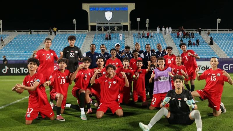 لاعبو منتخب اليمن للناشئين يحتفلون في ملعب سعود بن عبدالرحمن آل ثاني بالدوحة