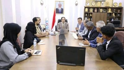 وزير الشباب والرياضة نايف البكري خلال اجتماعه بقيادة قطاع التخطيط ونظم المعلومات بالوزارة