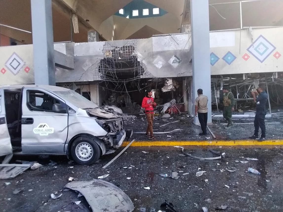 أضرار في مبنى مطار عدن الدولي جراء هجوم سابق