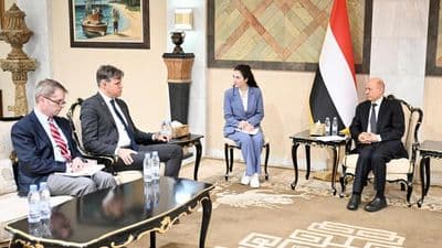 رئيس مجلس القيادة الرئاسي يستقبل القائم بأعمال السفارة الأمريكية لدى اليمن في الرياض