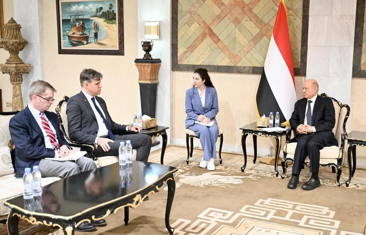 رئيس مجلس القيادة الرئاسي يستقبل القائم بأعمال السفارة الأمريكية لدى اليمن في الرياض