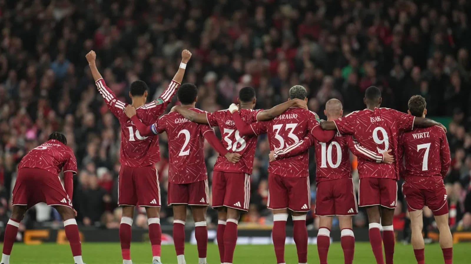 لاعبو ليفربول خلال ركلات الترجيح أمام تشيلسي في كأس الرابطة الإنجليزية