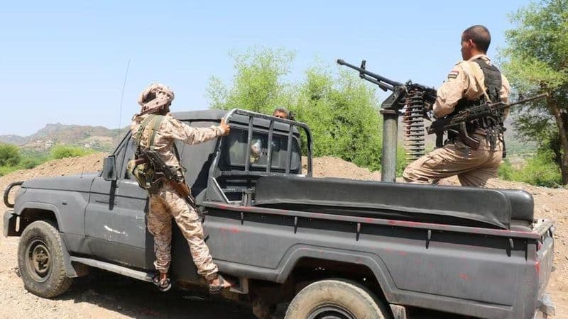 جنديان من القوات الحكومية اليمنية على متن عربة عسكرية