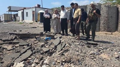 فريق اللجنة الوطنية للتحقيق يعاين موقع القصف في المجمع الرئاسي بمعاشيق في عدن