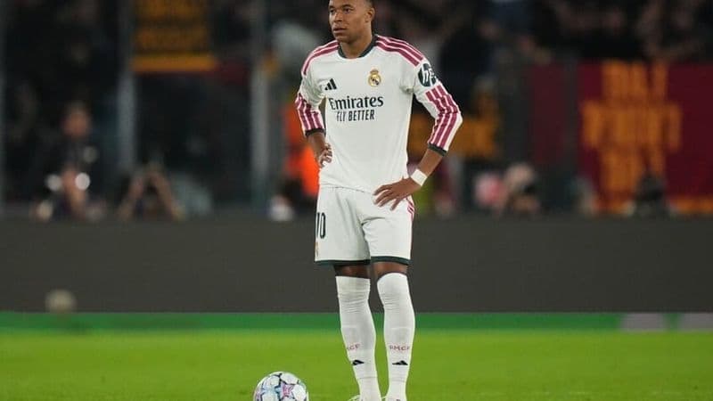 كيليان مبابي بقميص ريال مدريد