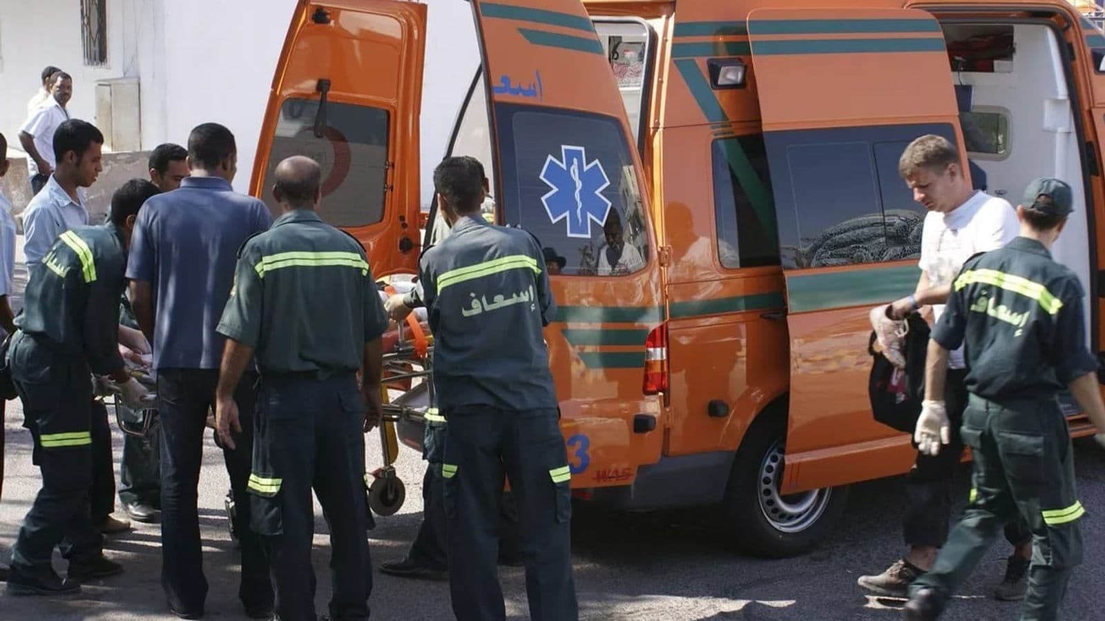 طواقم إسعاف في موقع حادث