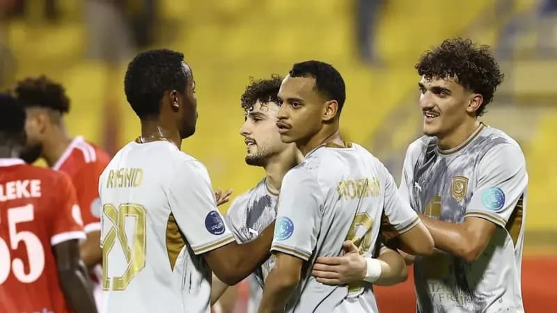 لاعبو الدحيل القطري يحتفلون خلال المباراة أمام شعب حضرموت