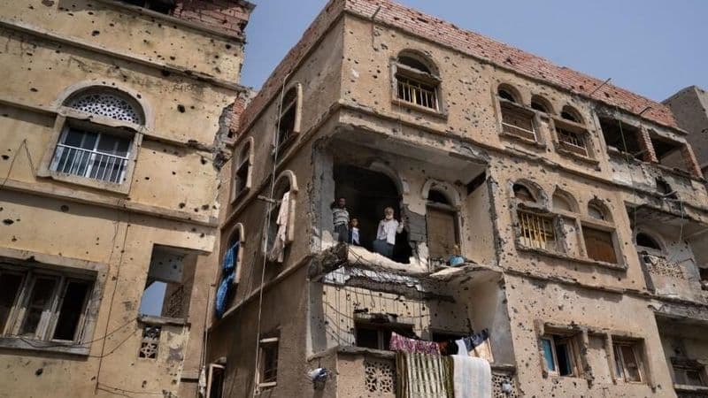 مبنى سكني متضرر من القصف في مدينة تعز