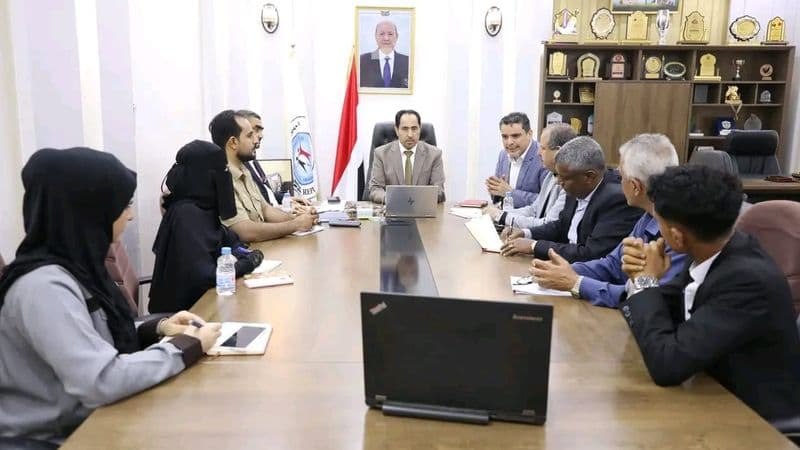 وزير الشباب والرياضة نايف البكري خلال اجتماعه بقيادة قطاع التخطيط ونظم المعلومات بالوزارة