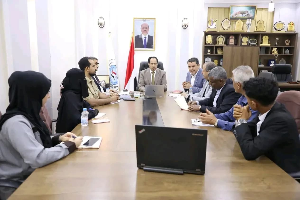 وزير الشباب والرياضة نايف البكري خلال اجتماعه بقيادة قطاع التخطيط ونظم المعلومات بالوزارة