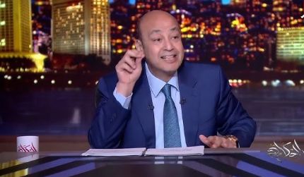رسالة ساخرة من عمرو أديب حول مستوى الأهلي قبل المونديال: نادي جبار وفلوسه كتير