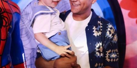 عصام صاصا يتجاهل الخلافات بينه وبين مسلم ويحتفل بـ عيد ميلاد نجله رحيم.. صور