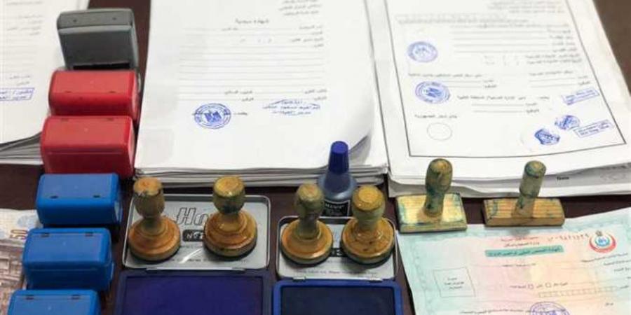 ضبط متهم بتزوير المحررات الرسمية وترويجها مقابل أموال فى الغربية