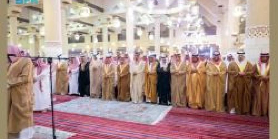 أمير الرياض يؤدي صلاة الميت على الأمير ناصر بن فهد بن عبدالله