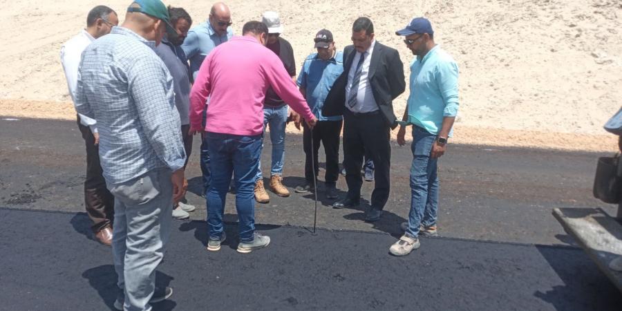 محافظ أسيوط: استمرار أعمال رصف طريق دير القصير