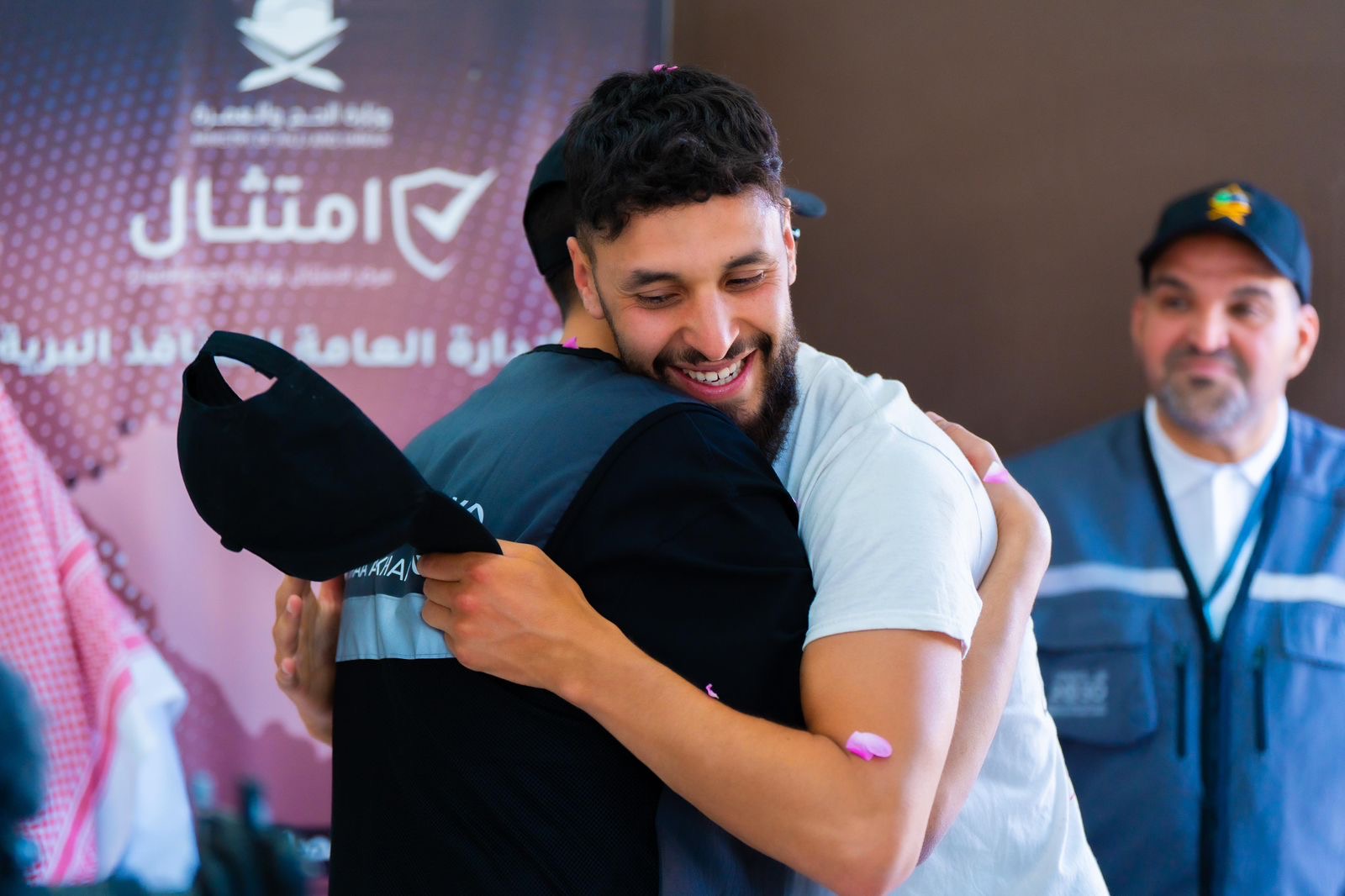 شاب بلجيكي يقطع آلاف الكيلومترات على دراجة لأداء الحج