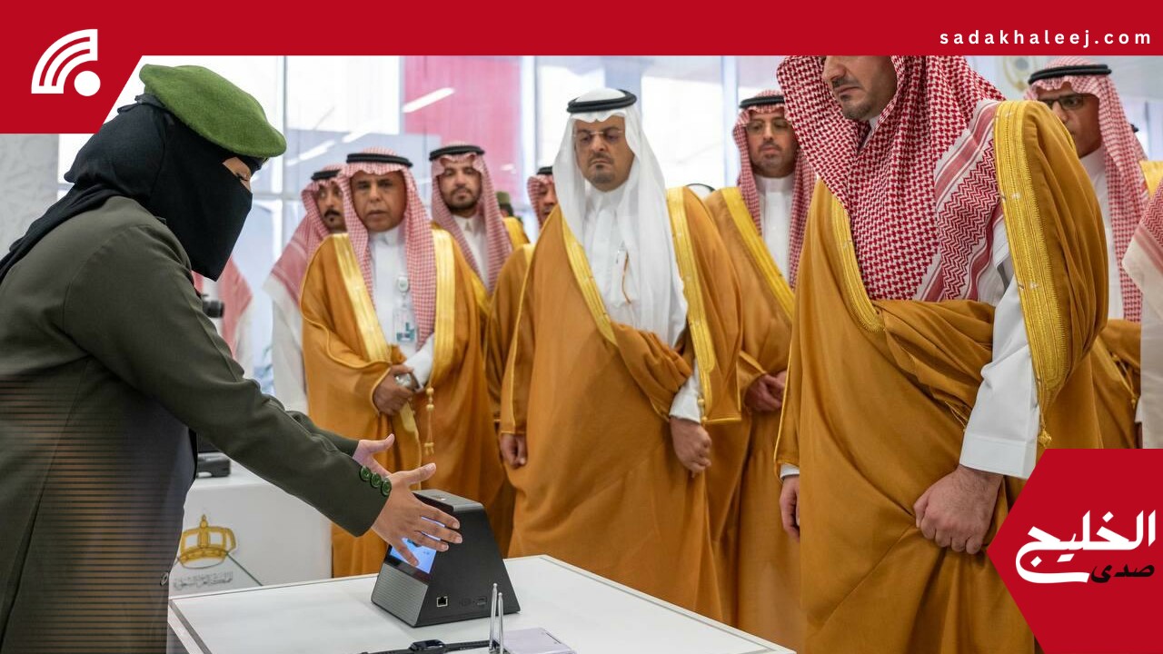 عبدالعزيز بن سعود يزور صالة مبادرة طريق مكة في مطار الملك عبدالعزيز ويطلع على أبرز المنجزات