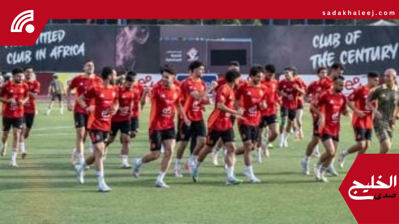 تدريبات بدنية للاعبي الأهلي “بين السماء والأرض” خلال رحلة السفر لأمريكا – صدى الخليج