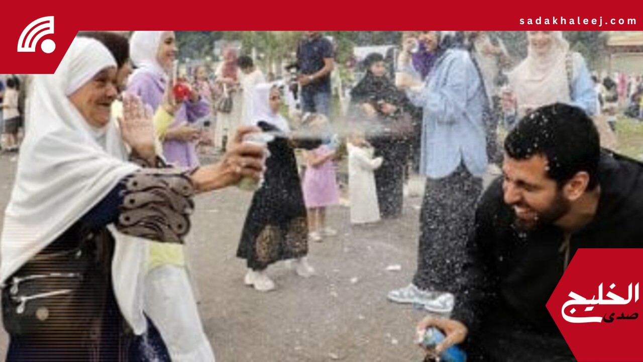 روحها المرحة خطفت القلوب.. حكاية صورة جدة بتلعب مع أحفادها بعد صلاة العيد – صدى الخليج