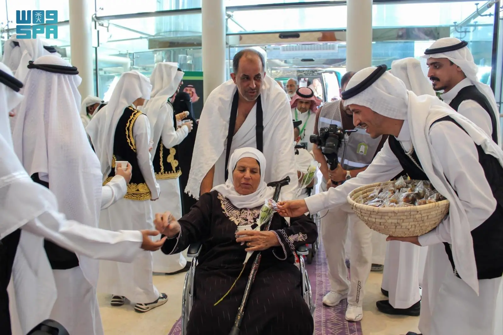 استقبال أولى طلائع ضيوف برنامج خادم الحرمين من ذوي الشهداء والأسرى الفلسطينيين