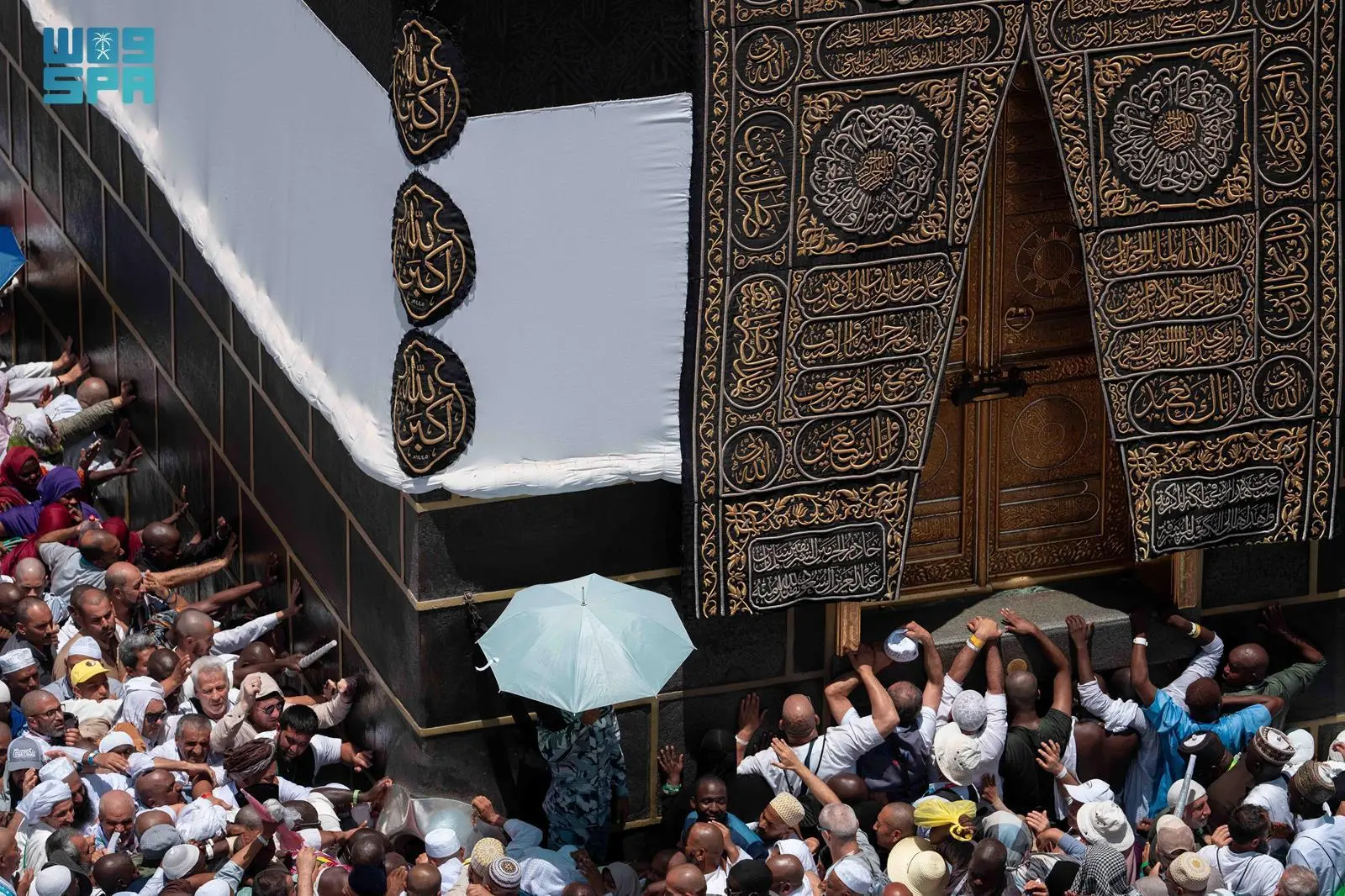 الحجاج المتعجلون يؤدون طواف الوداع بيسر وطمأنينة