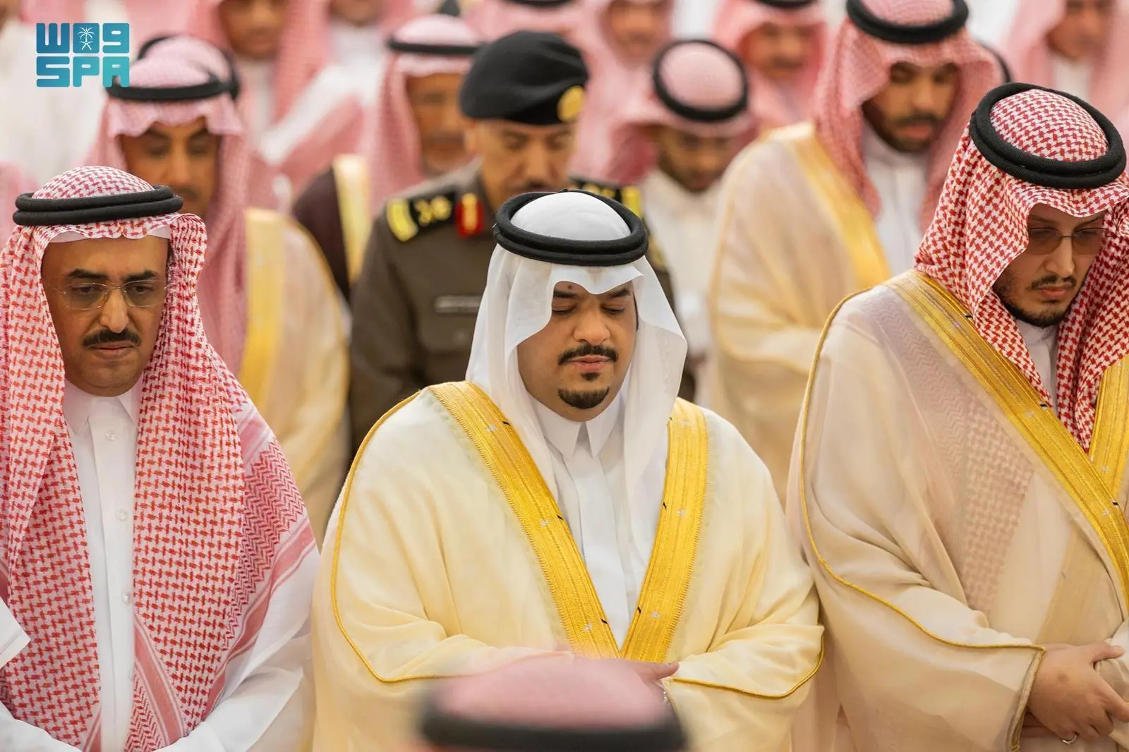 محمد بن عبدالرحمن يؤدي صلاة الميت على الشيخ عبدالله القحطاني