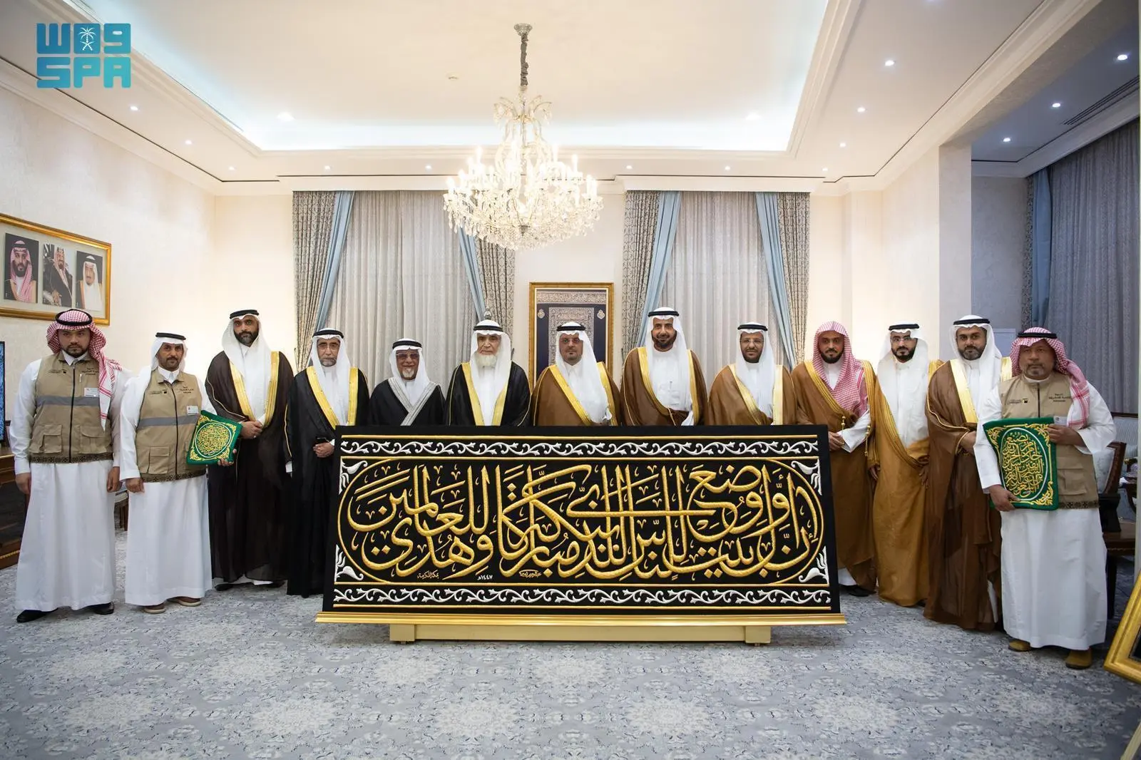 نيابة عن الملك سلمان.. سعود بن مشعل يُسلم كسوة الكعبة المشرفة لسدنة بيت الله الحرام