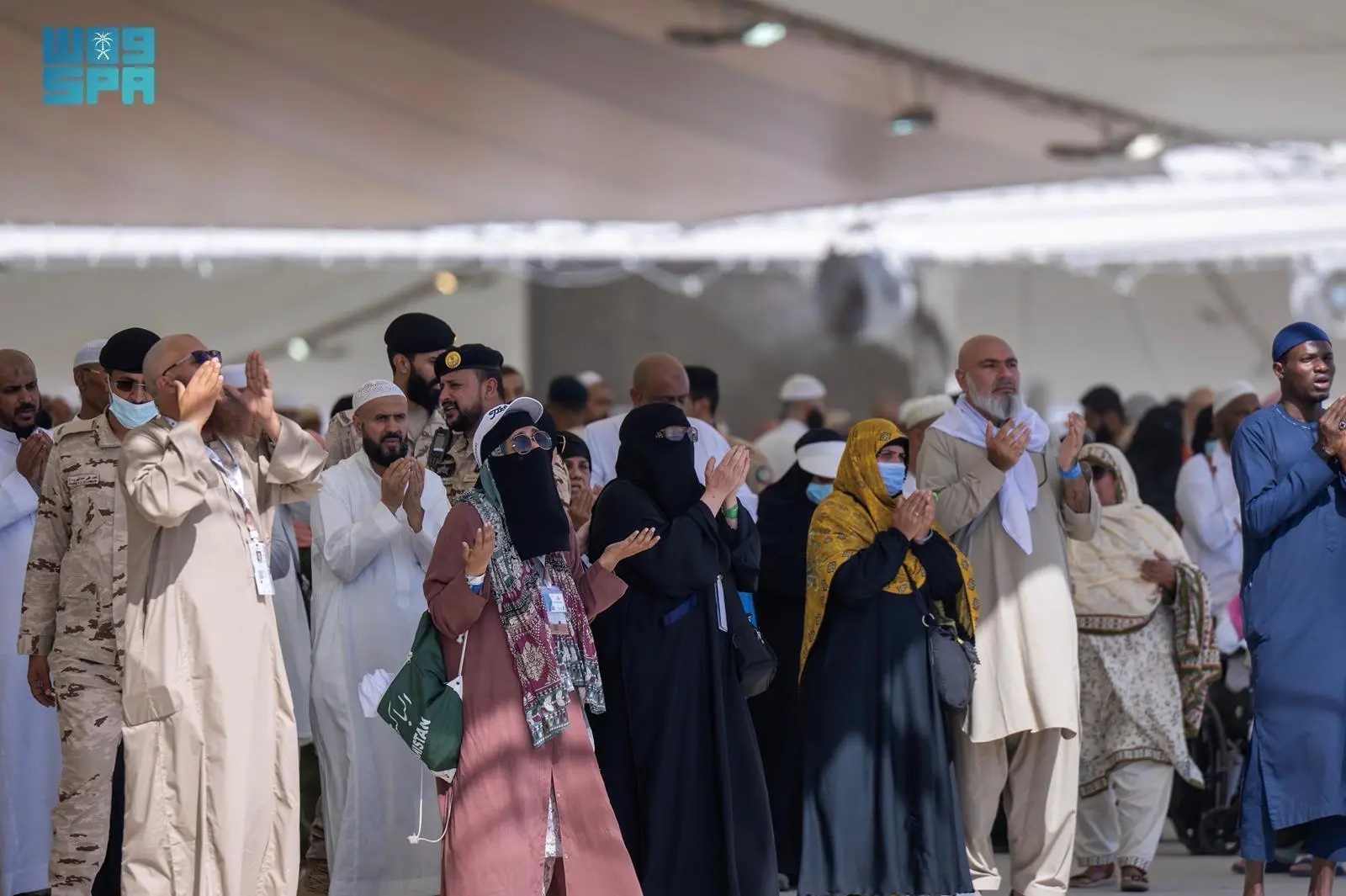 حجاج بيت الله الحرام يرمون الجمرات الثلاث ومنى تودع ضيوفها