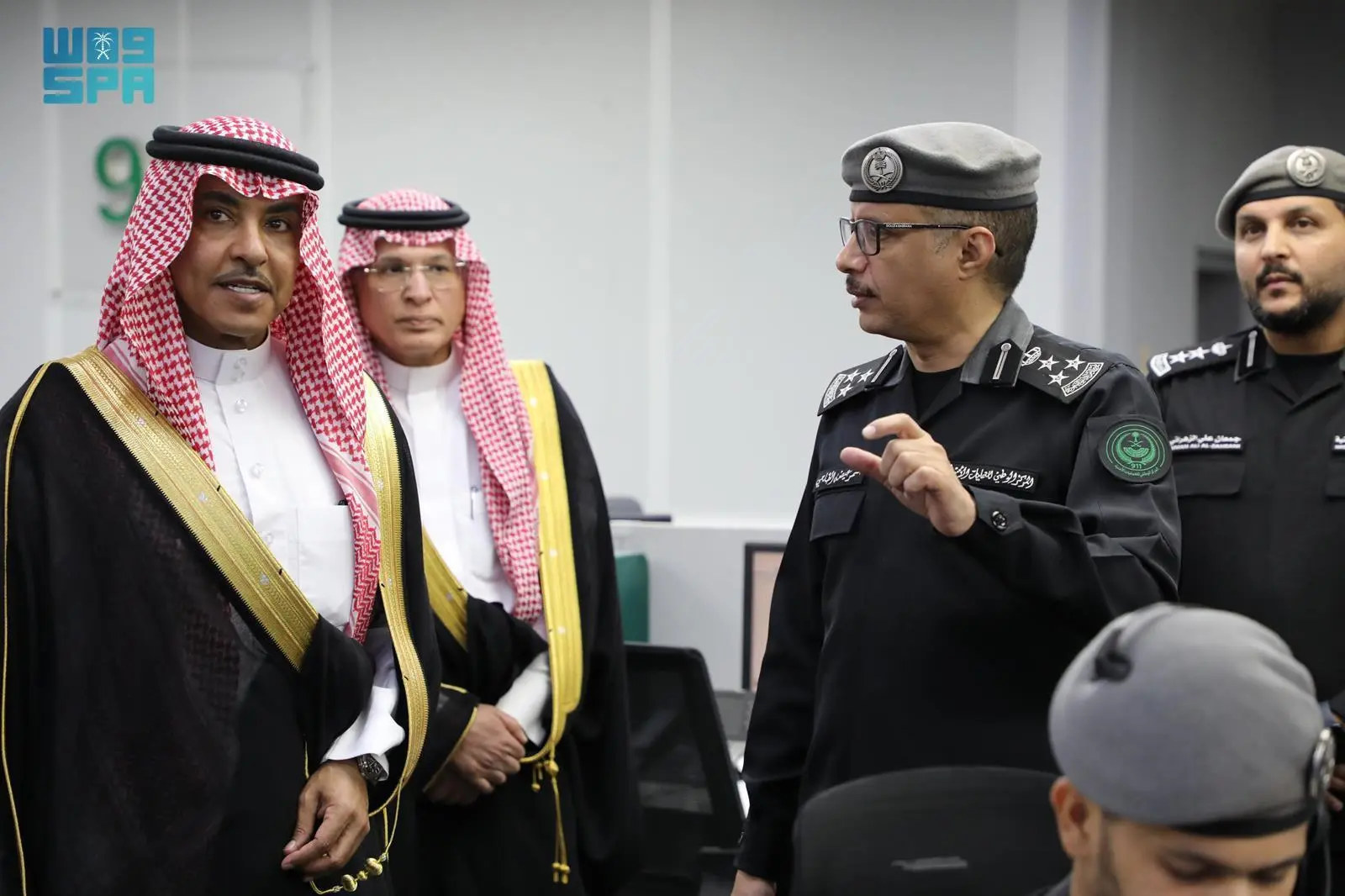 وزير الإعلام يزور مركز العمليات الأمنية الموحدة 911 في مكة المكرمة
