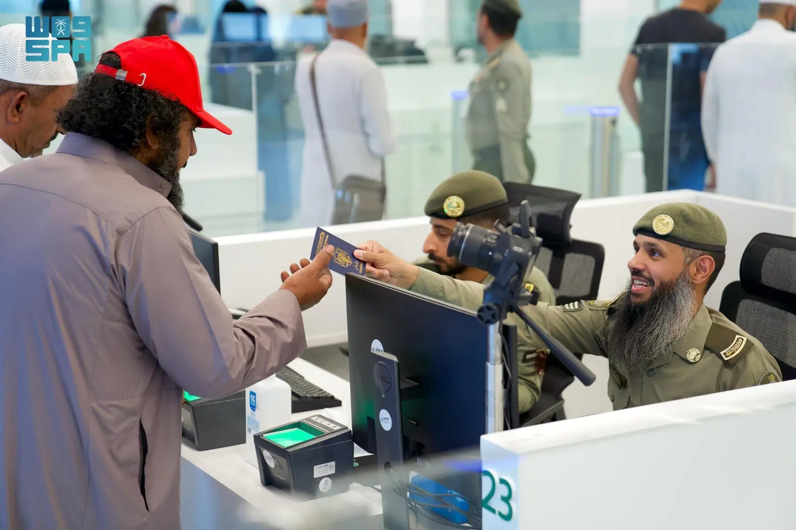 جوازات منفذ حالة عمار تنهي إجراءات مغادرة ضيوف الرحمن بعد أدائهم مناسك الحج