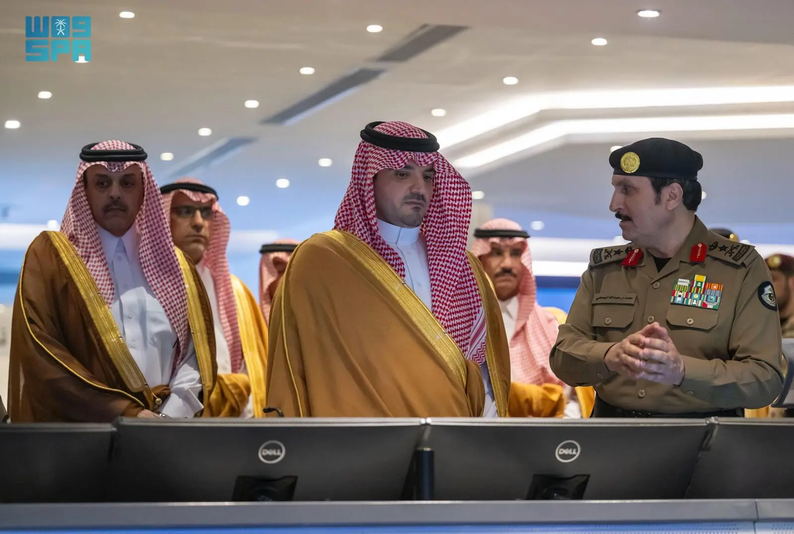 عبدالعزيز بن سعود يتابع سير العمل في مركز عمليات الحج بمقر الأمن العام في مشعر منى